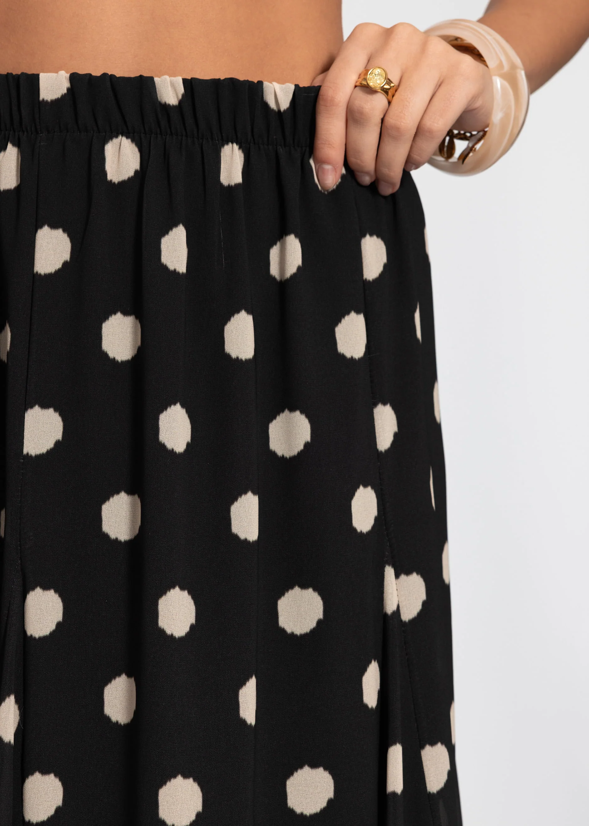 Long chiffon rock with polka dot print - black - Image 6